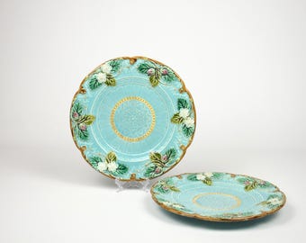 2x Sarreguemines Teller - "Majolika" in Türkis Barbotine - Florales Reliefdekor - Französisches Steingut 1880