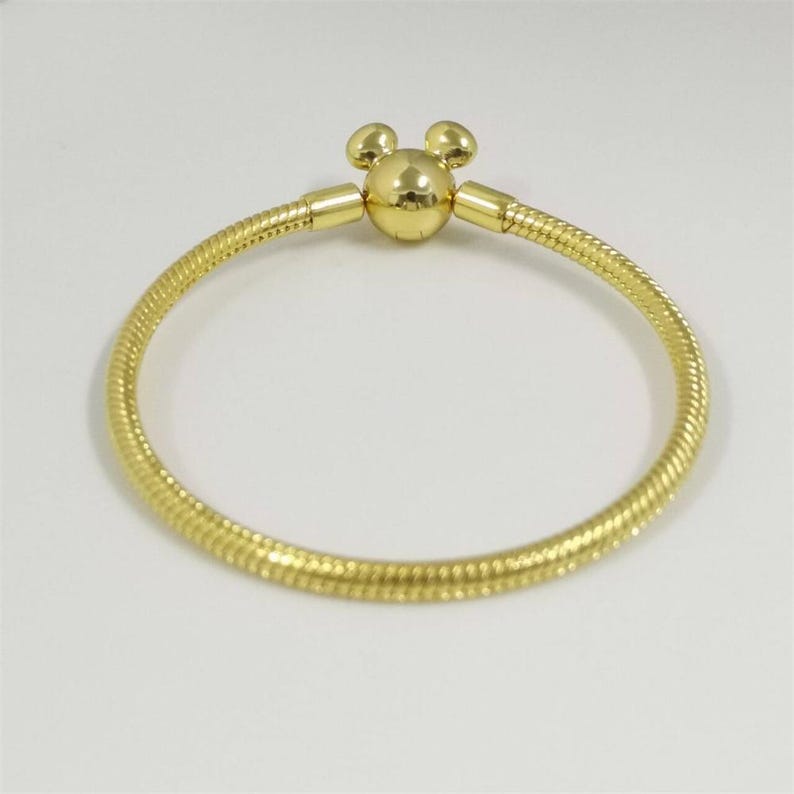 Pode incluir: Um conjunto de tr&ecirc;s canecas de cer&acirc;mica com acabamento fosco e salpicado. As canecas s&atilde;o em tons de creme, cinza claro e cinza escuro. Cada caneca tem um design simples e minimalista, perfeito para caf&eacute; ou ch&aacute;.