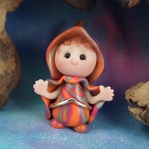 Op de afbeelding: Een set van drie keramische mokken met een gespikkelde, matte afwerking. De mokken zijn in crème, lichtgrijs en donkergrijs. Elke mok heeft een eenvoudig, minimalistisch ontwerp, perfect voor koffie of thee.