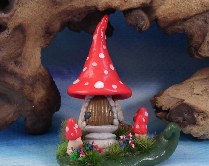 Tiny Wildwood Spryte Toadstool House OOAK Sculpt by artist Ann Galvin