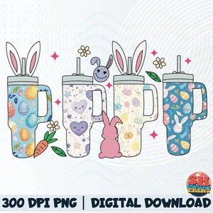 Puede incluir: Cuatro vasos con temática de Pascua con orejas de conejo en la parte superior, cada uno con un diseño diferente. Uno tiene huevos de Pascua, otro corazones y estrellas, un tercero conejos y huevos, y el último huevos y conejos. También hay un conejo rosa y texto.