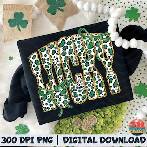 Op de afbeelding: Zwart sweatshirt met het woord "LUCKY" in een luipaardprint met groene strikken en een gouden glitteromtrek. De afbeelding bevat klaverdecoraties en de tekst "300 DPI PNG | DIGITAL DOWNLOAD".