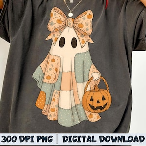 Könnte beinhalten: Ein anthrazitfarbenes T-Shirt mit einer Grafik eines Geistes, der eine große gemusterte Schleife trägt und einen Kürbis hält. Der Geist ist mit einem Patchwork-Körper in gedeckten Orange-, Blau- und Cremetönen mit Kürbismotiven dargestellt.