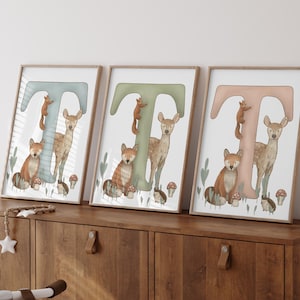 Impressão de letra T de animal da floresta para berçário, arte de parede inicial de berçário boho com tema de floresta, monograma de berçário, presente para bebê, arte de animal da floresta