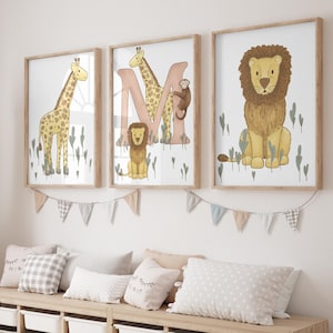 Impressão da letra inicial M para quarto de bebê e criança pequena de safári - decoração de quarto de bebê, impressão de quarto de animal de safári, arte de parede com letras boho para quarto de bebê, presente para bebê