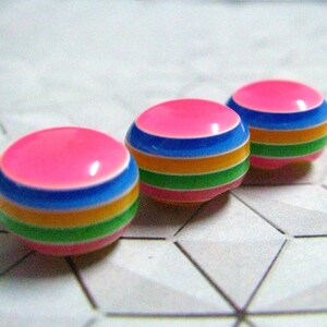 10 Stück Multilayer Regenbogen Perlen Candy Knöpfe, 2 Löcher. 1,3 mm