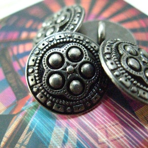 10 stuks van Gunmetal sieraden kralen Design knoppen, met decoratieve rand. 0.71 inch