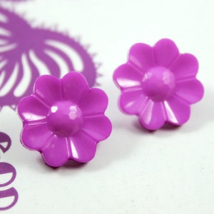 Flower Plastic Buttons - Purple Pink Flower in Full Bloom Plastic Buttons. 10 in a set, 0.63  inch