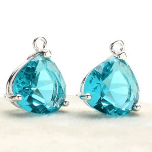 2 Birne leicht Cyan Kristallglas Anhänger, 15mm, Silber über Messing vernickelt Krappenfassung. [P1020018]