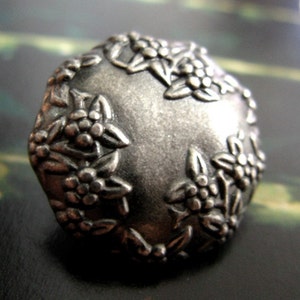 Metal Buttons - Flowers Around Metal Buttons , Gray Silver Color , Nonagon , Shank , 0.79 inch , 10 pcs