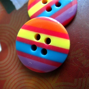 10 Stück Regenbogenfarbende Bonbonknöpfe, 2 Löcher. 18mm