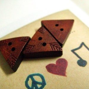 Triangle Brown Wooden Buttons - Lovely Tiny Realistic ,Carving Leaves on each angle. 0.59 inch (10 in a set)