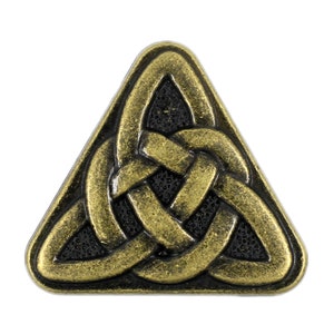 Op de afbeelding: Een gouden driehoekige Keltische knoop hanger met een zwarte achtergrond. De knoop is ingewikkeld geweven en heeft een driedimensionale uitstraling.