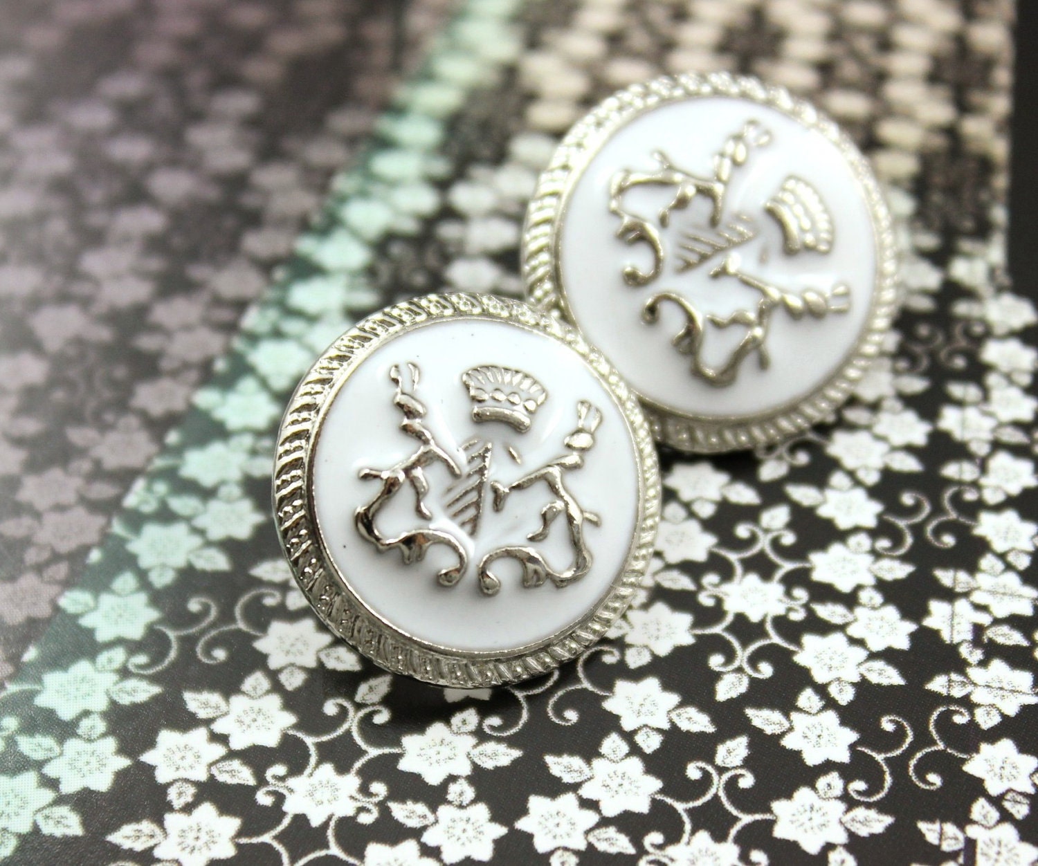 5/8 (15mm) 24L Vintage SIlver Metal Crest Buttons #863