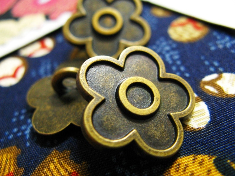 Antique Brass Color 0.91 inch Metal Buttons 10 pcs Shank Vinca Flower Metal Buttons