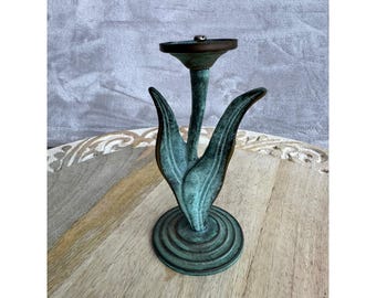 Portavelas de latón con pátina verdigris vintage en forma de tulipán, con diseño botánico floral de Taiwán.