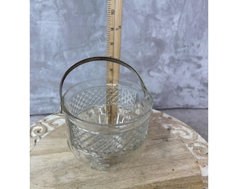 Cubitera de cristal vintage con diseño de corte de diamante y asa de metal martillado transparente.