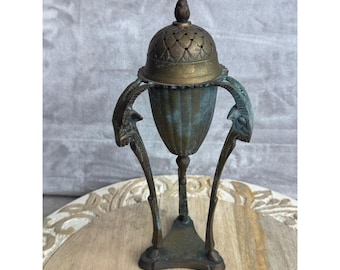 Incensario trípode de bronce antiguo con cabeza de carnero, pátina verdigrís, 25 cm (10 pulgadas)