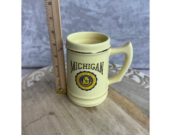 Vintage Universität von Michigan Bierkrug Keramik Becher Gold Zierelemente Gelb