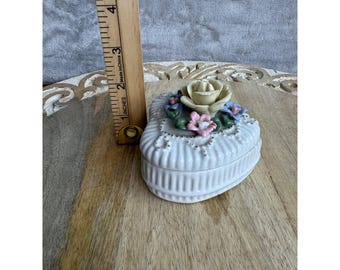 Badcock Herzförmige Keramik Trinket Box Gelb Rose Floral Porzellan Weiß