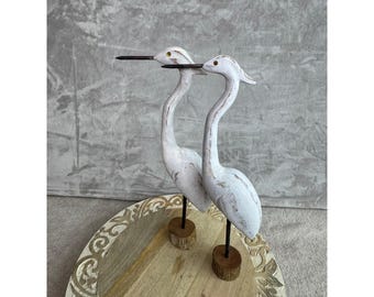 Juego de 2 figuras de grullas de madera blanca envejecida para decoración costera del hogar.