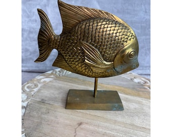 Figura vintage de pez de latón macizo sobre soporte, decoración náutica de mediados de siglo, 21,5 cm (8,5 pulgadas)