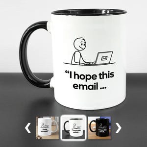 Puede incluir: Taza de cerámica blanca con asa y borde negros. La taza presenta un dibujo de un hombrecito usando un portátil con el texto "I hope this email..." impreso en negro. La taza es de tamaño estándar.