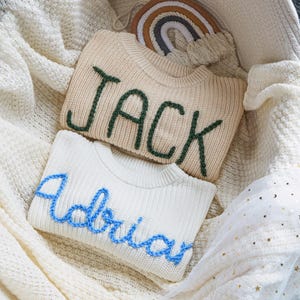 Suéter de punto con nombre bordado a mano para niños / Suéter personalizado con nombre de bebé / Jersey de punto personalizado para bebé / Regalo para recién nacido / Suéter hecho a mano /
