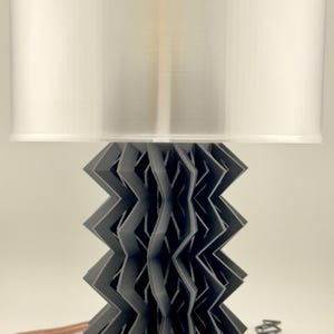 Lampe design Zig – Lampe de table géométrique moderne en ASA noir mat et abat-jour translucide