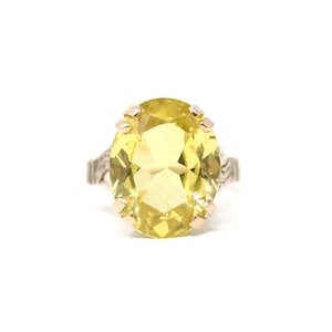Anillo vintage de zafiro amarillo sintético - Oro amarillo rosado retro de 10k, gema ovalada solitaria - Circa 1940s Talla 5 1/4 Joyería fina llamativa