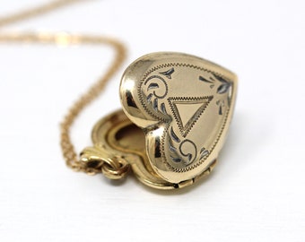 Médaillon coeur vintage - Collier pendentif design triangulaire en or jaune 10 carats rétro - Bijoux souvenir accessoire époque années 40 environ