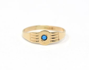 Anillo antiguo para bebé - Anillo midi Art Déco de oro amarillo de 10k con cristal azul turquesa sintético - Circa 1920 Talla 1 3/4 Joyería Ostby & Barton