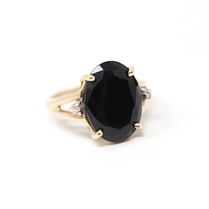 Anillo moderno de ónix - Oro amarillo de 10k con gema ovalada facetada de calcedonia negra - Joyería fina llamativa de la década de 2000, talla 4 3/4