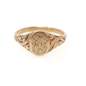 Anillo de sello eduardiano - Oro amarillo antiguo de 10k con iniciales "MG" grabadas de JAK - Estilo Art Nouveau de la década de 1910, talla 3, joyería fina con detalles ornamentales.