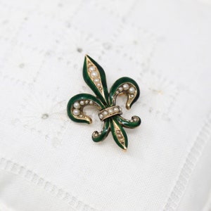 Venta - Broche de flor de lis - Porta alfiler de solapa de reloj con forma de lirio francés de oro amarillo de 14 k de estilo eduardiano - Accesorio de joyería de moda antiguo de alrededor de 1900