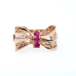 Vintage-Schleifenring – Retro-Ära, 14 Karat Roségold, drei synthetische rote Rubine – ca. 1940er Jahre, Größe 6, Schleife, Geburtsstein Juli, Feiner Schmuck