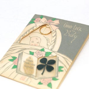 Anello vintage per neonati - Anello midi con ciondolo in oro giallo 10k su carta originale - Circa anni '40, taglia 1/2, gioiello raffinato per neomamme con quadrifoglio.