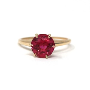 Anillo de rubí sintético - Oro amarillo de 10k de mediados de siglo, piedra redonda de color rojo rosado - Vintage de la década de 1940, talla 5 3/4, piedra de nacimiento de julio, joyería fina solitaria