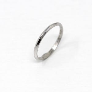 Può includere: Un semplice anello di banda sottile in argento.