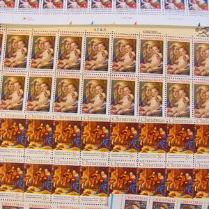 以下が含まれることがあります： マドンナと子供、キリストの誕生、エリザベッタ・シラーニの肖像画を描いたヴィンテージのクリスマス切手シート。切手は行と列に配置されており、すべて良好な状態です。