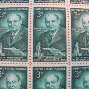 Peut inclure: Une planche de quatre timbres-poste américains de 3 cents commémorant le 50e anniversaire des lois sur la pureté des aliments et des médicaments. Chaque timbre représente un portrait de Harvey W. Wiley, un chimiste qui a joué un rôle essentiel dans l'adoption de la loi.