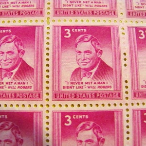 Puede incluir: Hoja de sellos postales estadounidenses vintage de 3 centavos. Cada sello presenta un retrato de Will Rogers y la cita: "I NEVER MET A MAN I DIDN'T LIKE - WILL ROGERS". Los sellos son de color rosa vibrante.