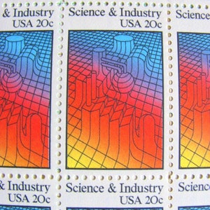 Peut inclure: Quatre timbres-poste vintage avec un motif géométrique coloré. Les timbres portent le texte "Science & Industry USA 20c".