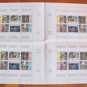 Może przedstawiać: Arkusz znaczków pocztowych z ilustracjami i tekstem. Znaczki są ułożone w rzędach i kolumnach, każdy przedstawia inną scenę. Arkusz jest oznaczony napisem "OMAR KHAYYAM" po bokach.