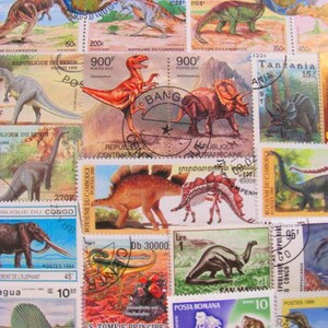 Op de afbeelding: Een verzameling kleurrijke postzegels met dinosaurussen, olifanten en andere dieren. De postzegels zijn afkomstig uit verschillende landen, waaronder Cambodja, Benin, Congo, Tanzania en San Marino. Sommige postzegels bevatten de tekst "900F" en "15/" in de rechterbovenhoek.