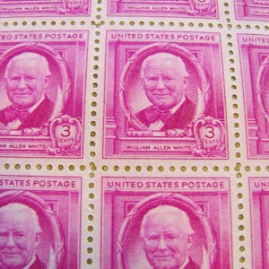 Puede incluir: Una hoja de ocho sellos postales de Estados Unidos de color rosa con un retrato de William Allen White. Cada sello tiene el texto "UNITED STATES POSTAGE" y "3 CENTS".