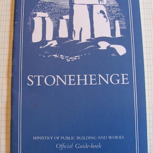 以下が含まれることがあります： 表紙に石造記念碑の白い線画が描かれた、STONEHENGEというタイトルの青いペーパーバックガイドブック。表紙にはMINISTRY OF PUBLIC BUILDING AND WORKS、Official Guide-book、HMSO: 1s. 9d. NETという文字が白い枠内に記されている。