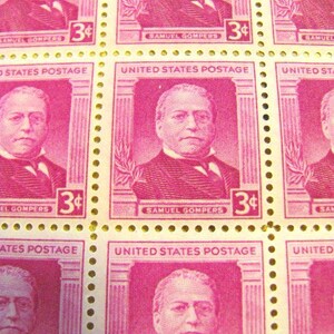 Puede incluir: Hoja de sellos postales estadounidenses antiguos, de color rosa vibrante. Cada sello presenta un retrato de Samuel Gompers, el texto "Samuel Gompers" y el valor "3¢".