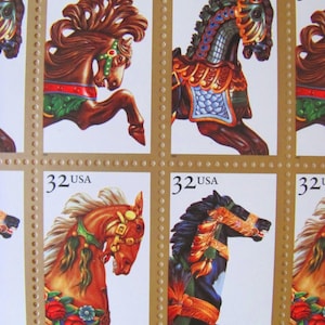 Puede incluir: Nueve sellos postales antiguos con caballos de carrusel coloridos. Cada sello tiene un borde marrón, dorado y blanco con el texto "32 USA".