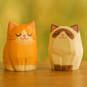 Vintage Carved Wooden Cat – Mini Hand-Painted Cat Figurine – Cartoon Style Ornament – Unique Gift for Her or Mom